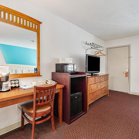Howard Johnson By Wyndham Traverse City Exteriör bild