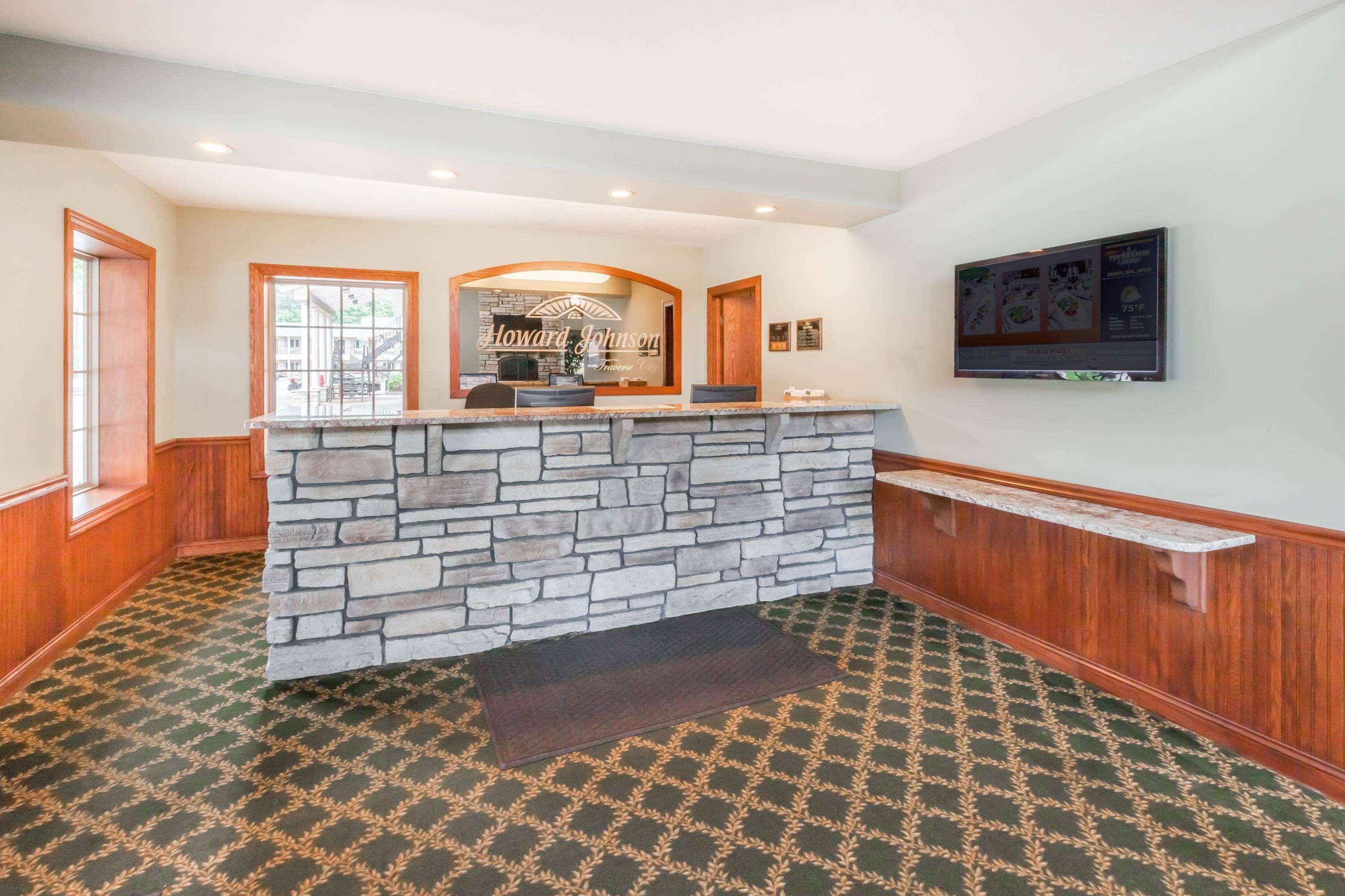 Howard Johnson By Wyndham Traverse City Exteriör bild