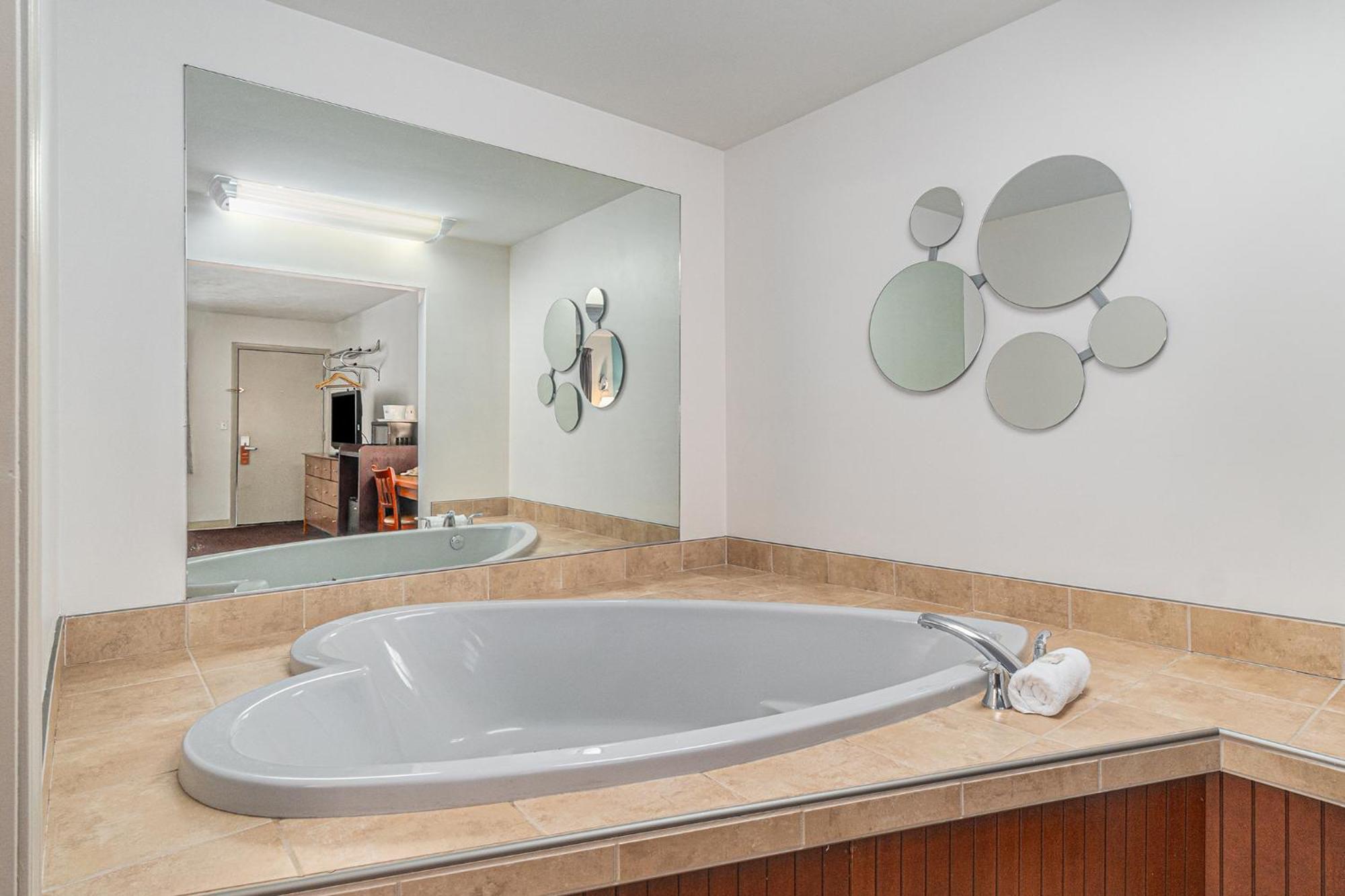 Howard Johnson By Wyndham Traverse City Exteriör bild