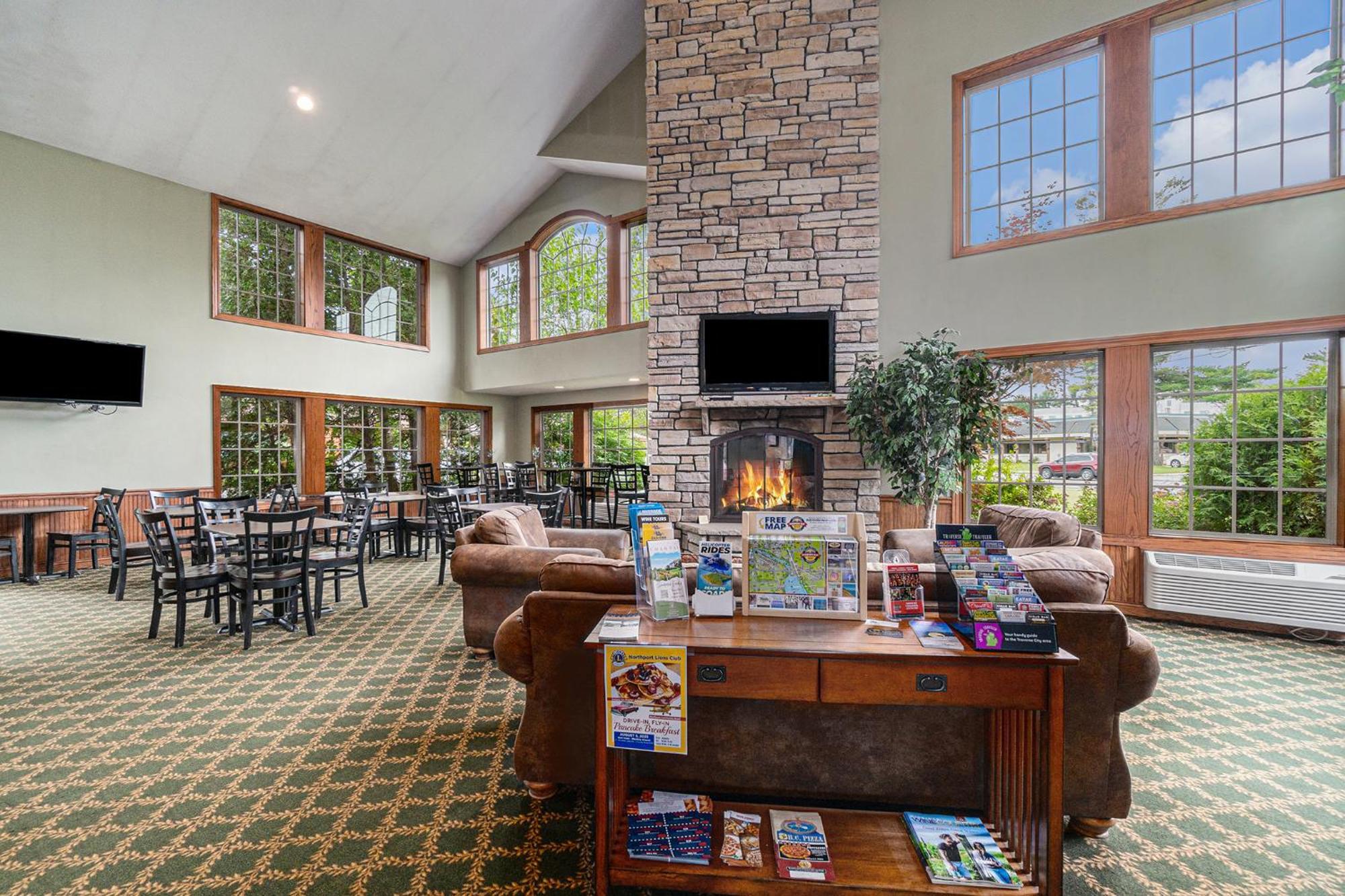 Howard Johnson By Wyndham Traverse City Exteriör bild