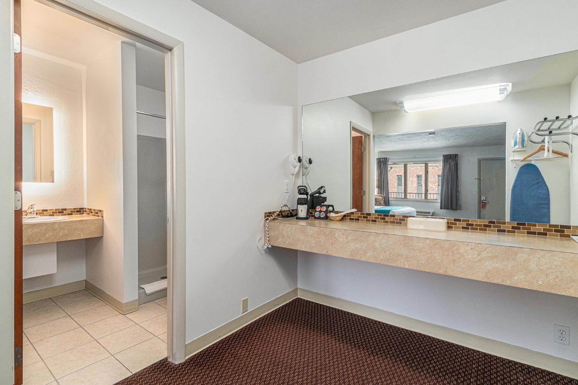Howard Johnson By Wyndham Traverse City Exteriör bild