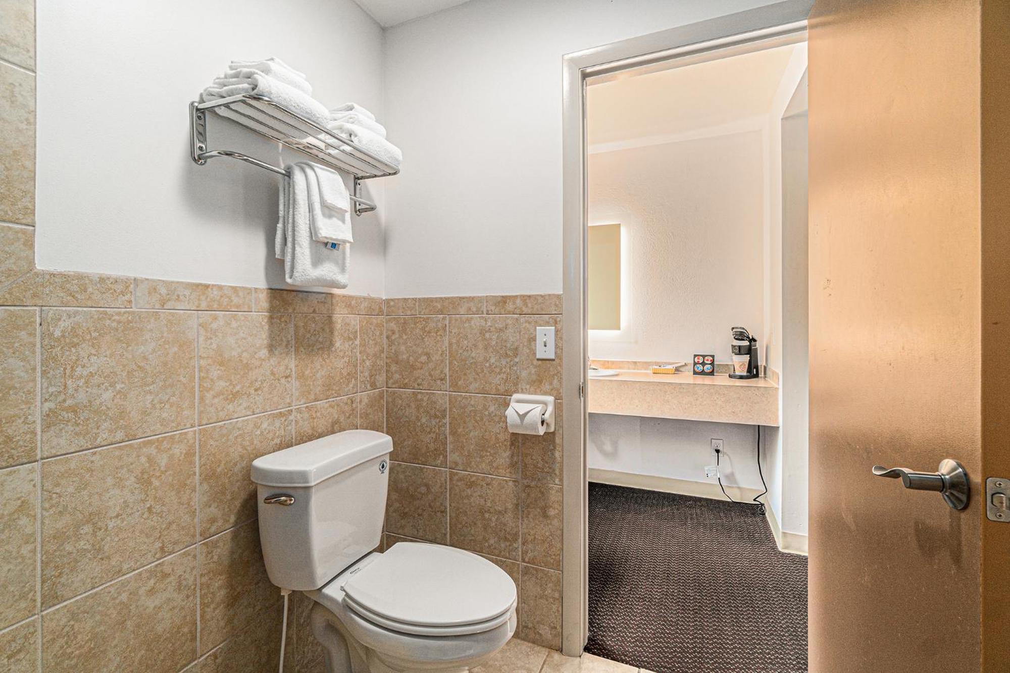 Howard Johnson By Wyndham Traverse City Exteriör bild